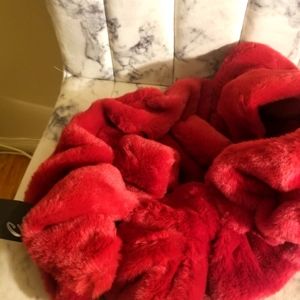 Beand new faux fur scarf. In red/wine.